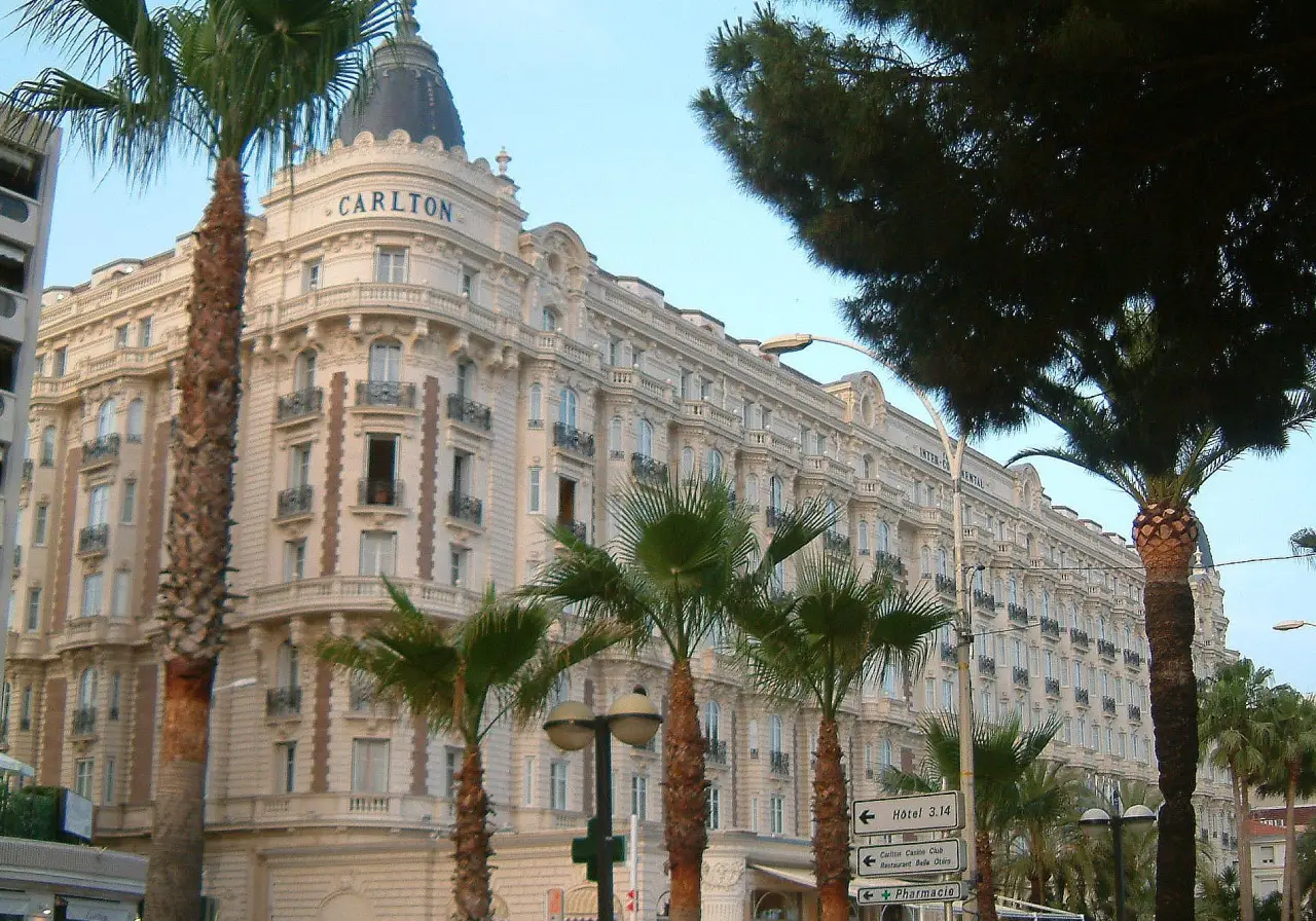 Cannes, location AEC Collection